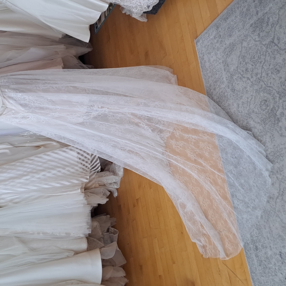Wedding dress made for the beach - Picture 7 of 8